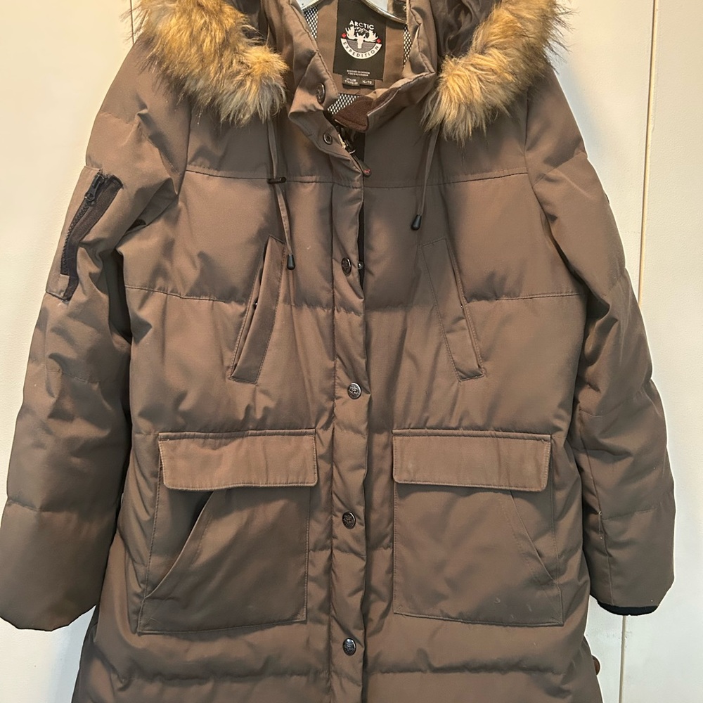 Green Ski Jacket with Fur-Trimmed Hood and Puffer Design EUC!